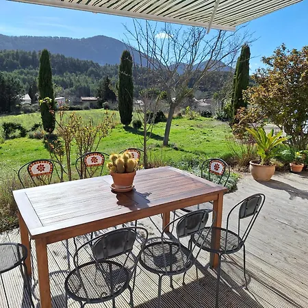 Guest house Villa Les Terre Rouges Avec Piscine , Chambres D Hotes 4*
